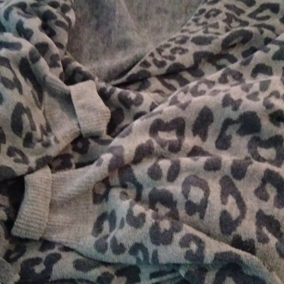 Barefoot Dreams Cozy Chic Ultra Light wrap with sleeves. - Picture 3 of 3